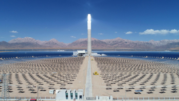 戈壁“追光”鑄就奇跡 浙江援青德令哈光熱電站連續三年超產，熔鹽塔點亮高原“金山銀山”